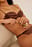 Hochgeschnittener Satin-String mit Twistdetail