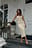 Stickad midiklänning med en öppen rygg