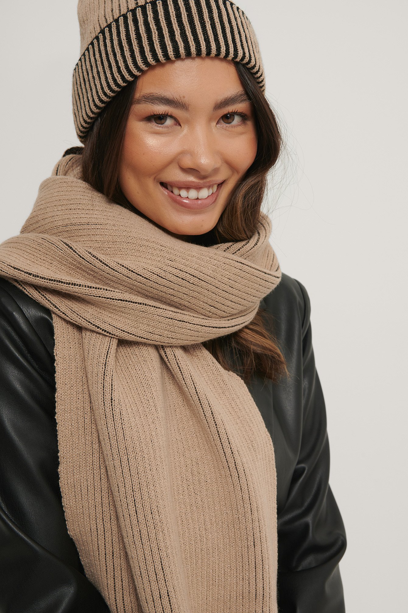beige/Black Two Toned Ribbed Scarf