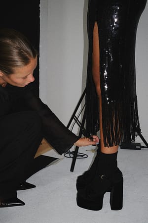 Black Nederdel med pailletter og flæsedetalje