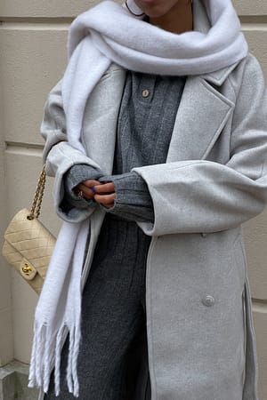 Grey Melange Karbowany sweter z dzianiny z ozdobnymi guzikami