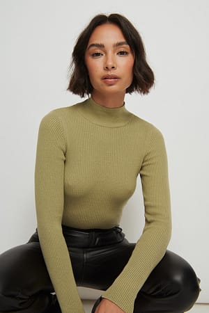 Slate Green Ribbet strikket sweater med rullekrave