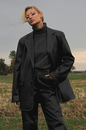 Black Oversized PU blazer med kontrastsöm