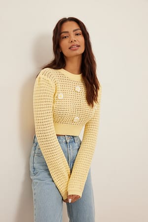 Light Yellow Kort strikket sweater med blomstermønster
