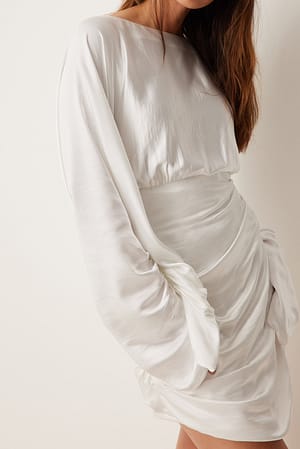 White Satinklänning med draperad detail