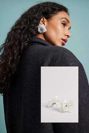 White Öronhängen med blommor och pärlor