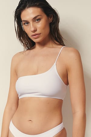 Optic White Recycled bikinitopp med en axel