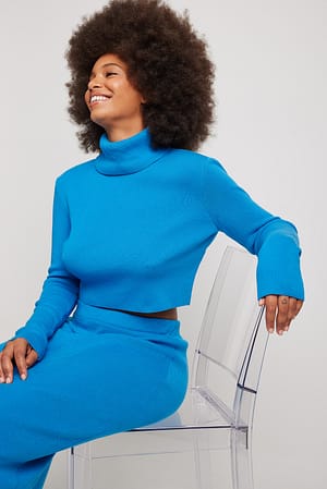 Blue Strikket kort sweater med rullekrave