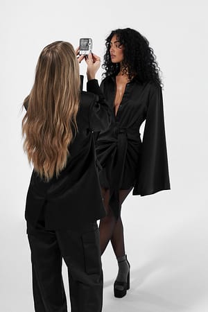 Black Skjortklänning i satin med knytdetalj