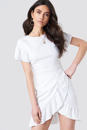 White Sukienka z obniżonymi ramionami i falbanką