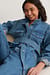 Organische gestreifte, übergroße Jeansjacke mit Gürtel