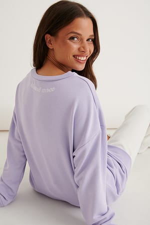 Lilac Økologisk trøje med en v-hals