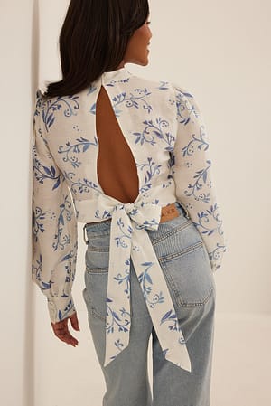 All-Over-Print Silver Cloud Bluse med åpen rygg