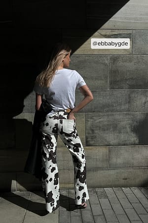 Cow Print Jeans com Corte Relaxed Bootcut