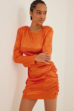 Orange Jacquard minikjole i sateng med vridd rygg