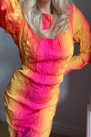 Tan Flamenco Teksturowana sukienka maxi z wycięciem