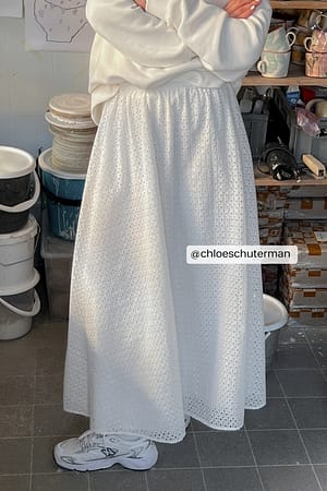 White Maxinederdel i broderie anglaise
