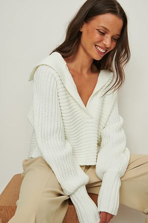 White Kraftig strikket sweater med stor krave