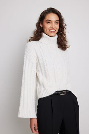 White Recht cropped kabelgebreide trui met hoge halslijn
