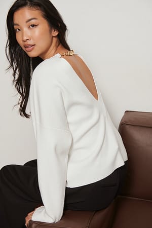 White Genanvendt strikket sweater med kæde og åben ryg
