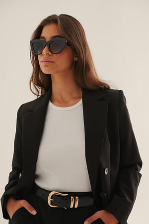 Black Kraftige spidse cateye-solbriller i genanvendt materiale