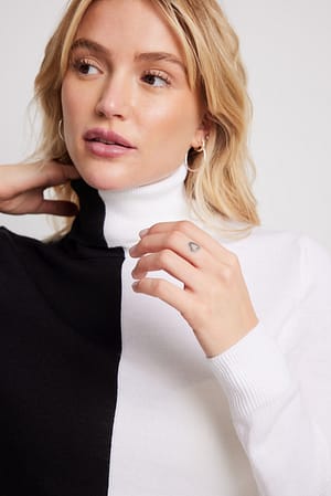 Black/White Strikket genser med fargeblokk og turtleneck