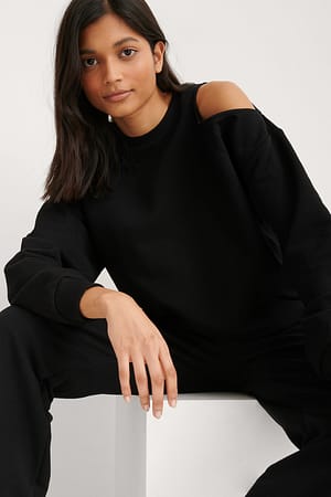 Black Sweatshirt com Pormenor de Corte no Pescoço orgânica