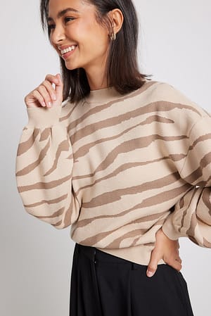Beige/Brown Finstrikket sweater med zebramønster og rund hals