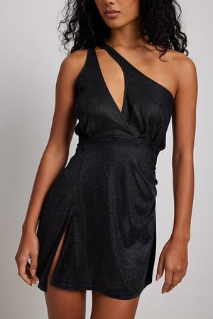 Black Mini kjole med en frontdetalje og en høj slids