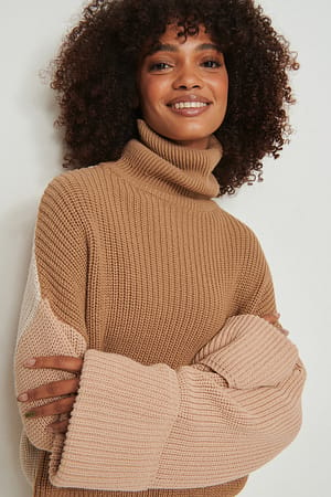 Beige Strikket sweater med høj hals og farveblokke