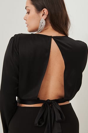 Black Blusa satinada de espalda abierta