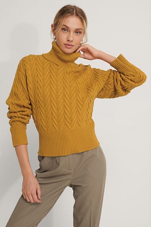 Mustard Ekologisk mönsterstickad tröja med hög krage