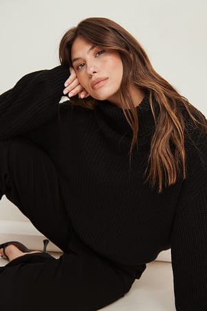 Black High Neck Short Knitted Sweater