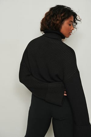 Black Strikket sweater med høj hals og vide ærmer