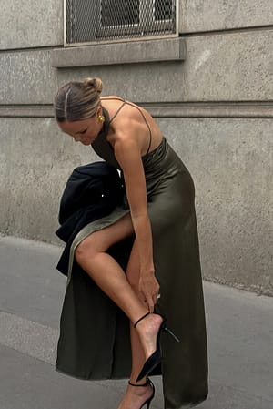 Dark Olive Satynowa sukienka maxi z wysokim rozcięciem i detalem na plecach