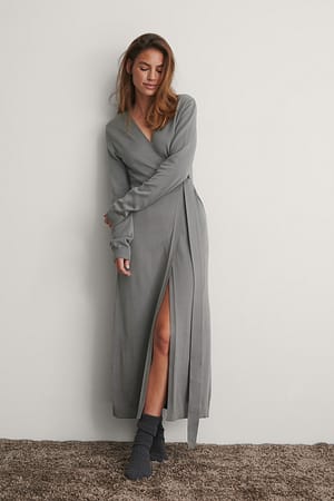 Grey Stickad klänning med bälte