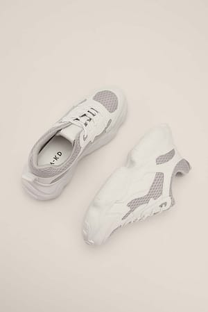 White/Grey Sneakers i net med detalje
