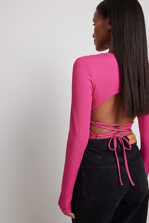 Pink Top acanalado con espalda abierta y detalles de encaje