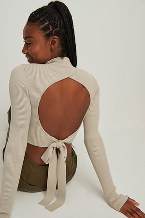 Beige Ribbet strikket sweater med åben ryg