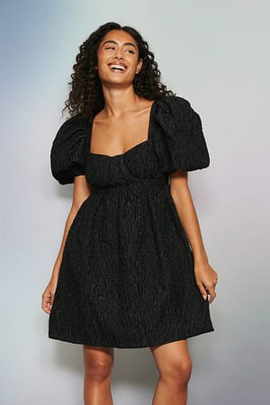 Black Teksturowa sukienka z odsłoniętymi plecami