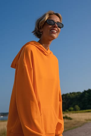 Orange Økologisk hættetrøje i overstørrelse med lomme