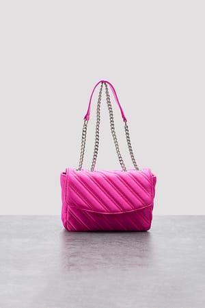 Strong Pink Quiltad väska i satin med kedja