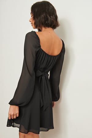 Black Återvunnen klänning med lång ärm och rysch