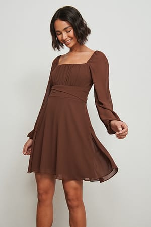 Brown Återvunnen klänning med lång ärm och rysch