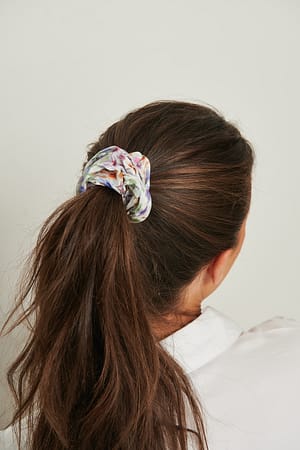 Floral Fling Printti-scrunchiet, kierrätettyä materiaalia