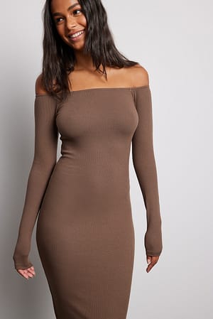 Brown Karbowana sukienka midi z odsłoniętymi ramionami