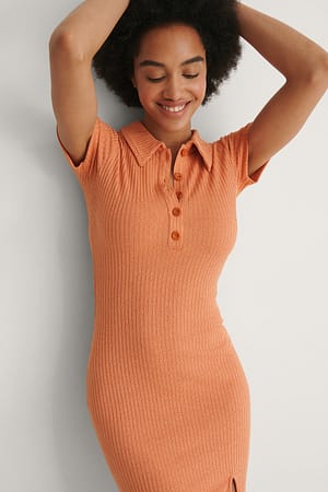 Orange Ribbstickad klänning med knappar och slits