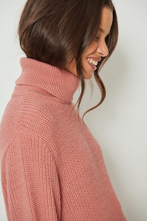 Dusty Pink Ribbet sweater med høj hals og rund slids