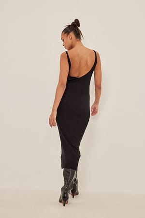 Black Ribbstickad klänning med djup rygg