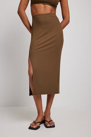 Brown Karbowana sukienka midi z rozcięciem